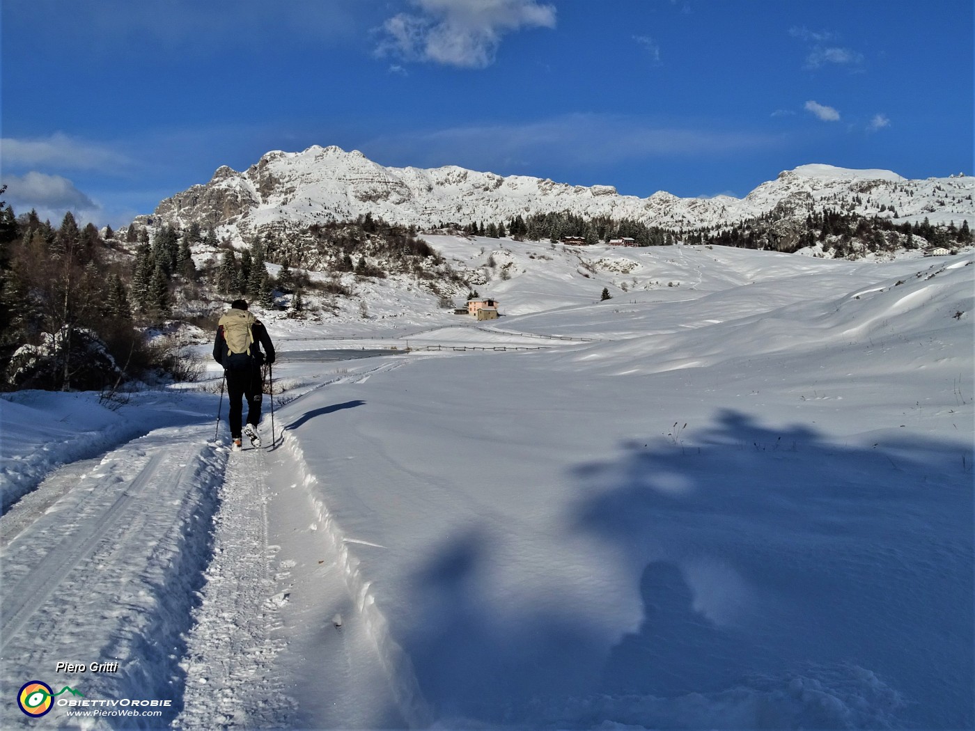 48 Ai Piani di Artavaggio con vista in alto su Zuccone Campelli a sx e Cima di Piazzo a dx.JPG